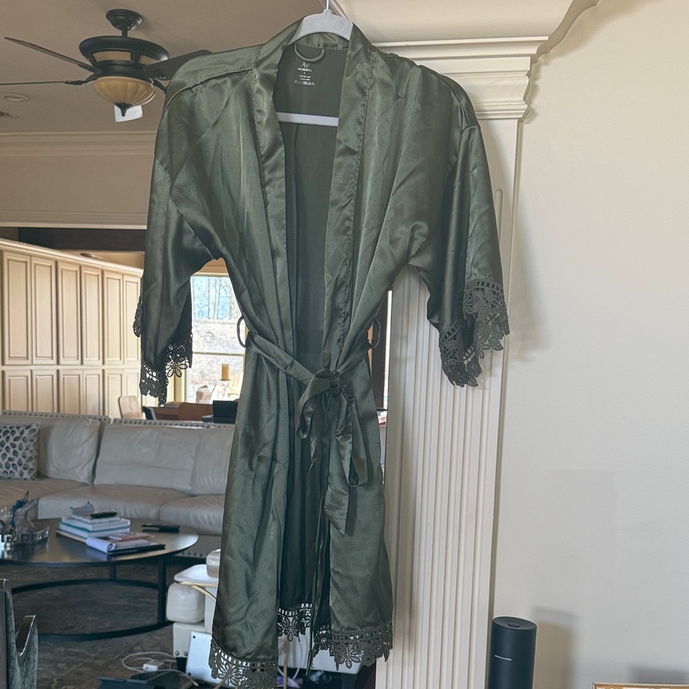 Elegant Green Satin Robe with Lace Trim